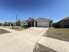 4656 Honor Guard Wy in Crestview, FL - Building Photo - Building Photo