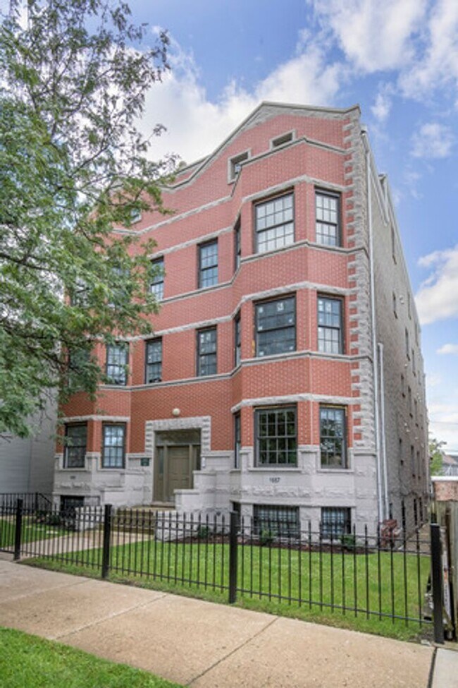 property at 1657 W Wrightwood Ave