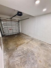 8851 NW 110 Pl in Doral, FL - Building Photo - Building Photo