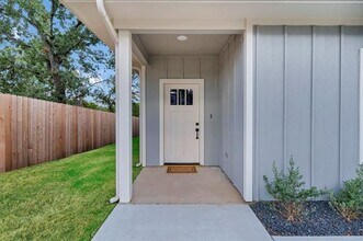 805 Branding Iron Trail in Granbury, TX - Building Photo - Building Photo