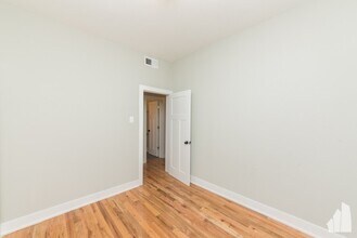 647 W Oakdale Ave in Chicago, IL - Building Photo - Building Photo
