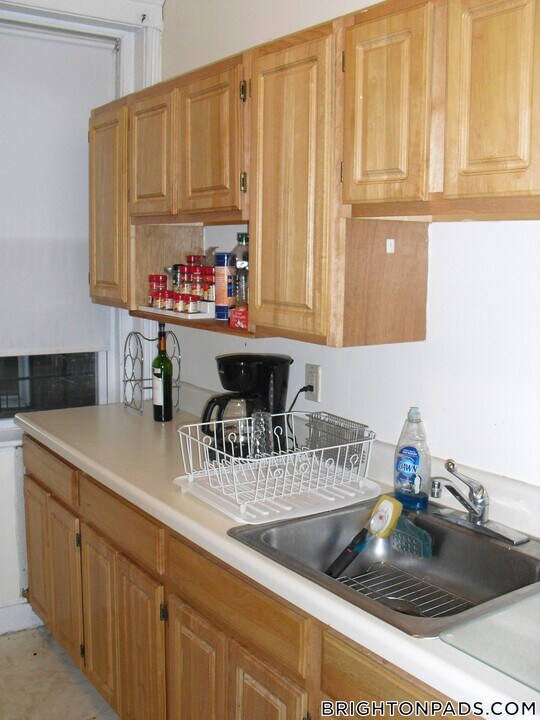 1715 Commonwealth Ave in Boston, MA - Building Photo