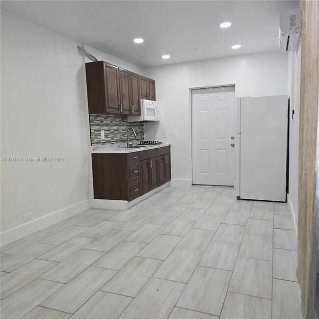 1230 NW 70th St in Miami, FL - Building Photo - Building Photo