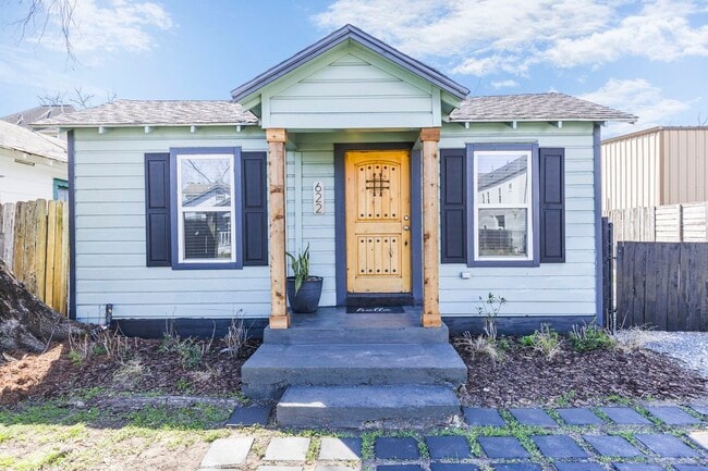 property at 622 E 27th St