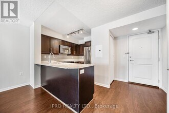 125-125 Western Battery Rd in Toronto, ON - Building Photo - Building Photo