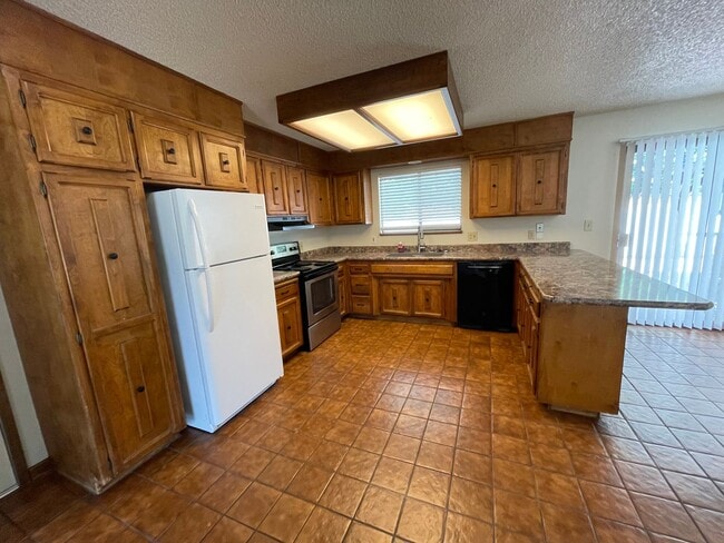 930 Royal Oaks Dr in Redding, CA - Building Photo - Building Photo