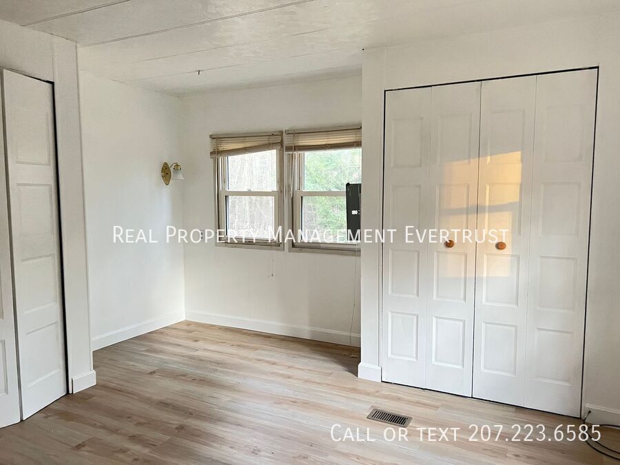 689 Oak Hill Rd in Standish, ME - Building Photo