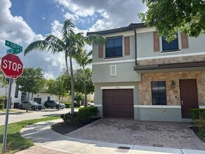 10006 W 32nd Ln in Hialeah, FL - Building Photo - Building Photo