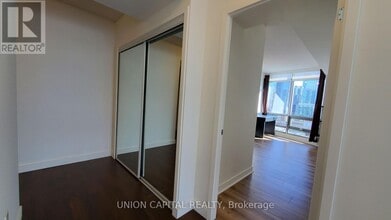 5 Mariner Terrace in Toronto, ON - Building Photo - Building Photo