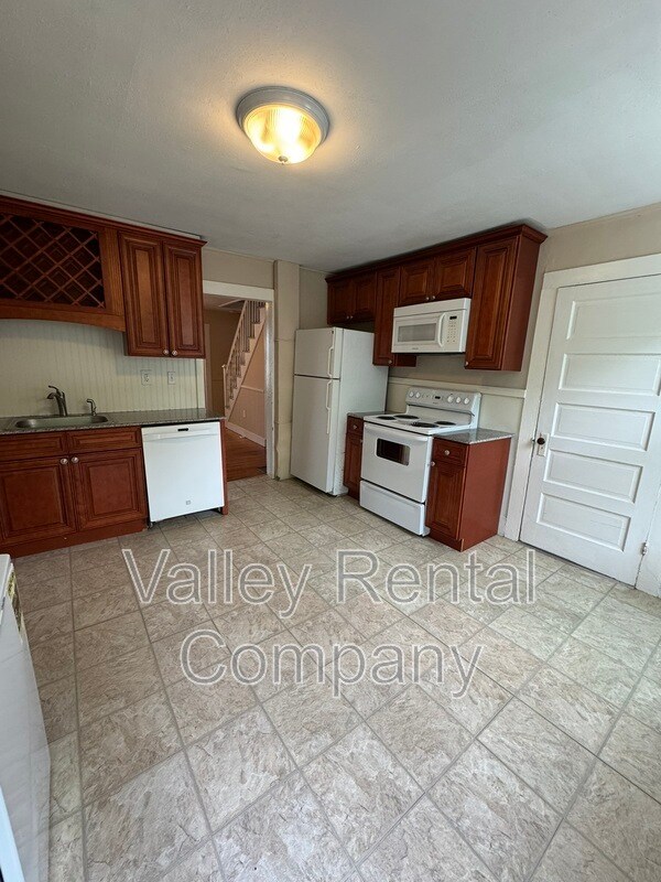 46 Old Amherst Rd in Sunderland, MA - Foto de edificio - Building Photo