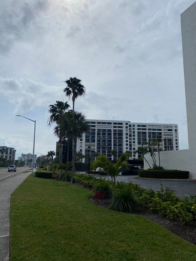 1460 Gulf Blvd, Unit 506 in Clearwater, FL - Foto de edificio - Building Photo