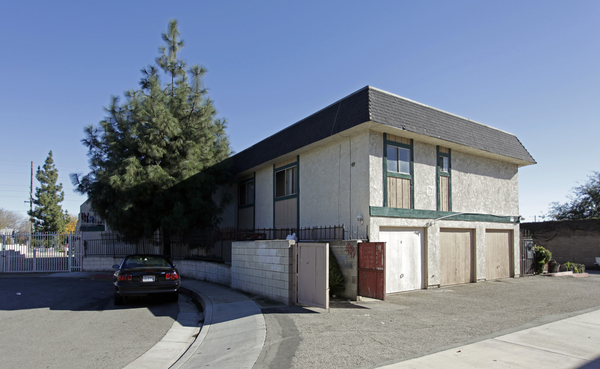 Campus Ave in Upland, CA - Building Photo