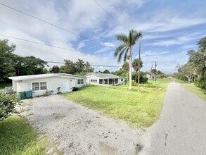 2125 Mark Ave in Punta Gorda, FL - Building Photo - Building Photo