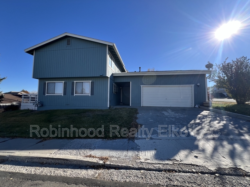 2029 Russell Dr in Elko, NV - Building Photo