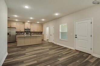 204 E South St in Holliday, TX - Foto de edificio - Building Photo