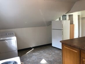 320 SE High St, Unit Upper in Pullman, WA - Foto de edificio - Building Photo