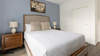 1055 N Anchor Way in Portland, OR - Building Photo - Building Photo