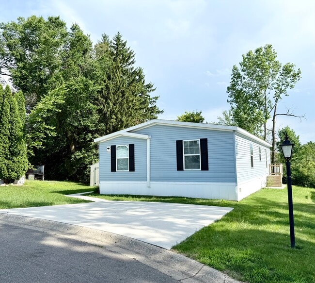 9345 White Pine Ct in Linden, MI - Building Photo - Building Photo