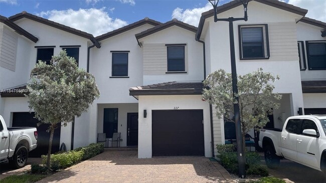227 SW 159th Ter in Pembroke Pines, FL - Building Photo - Building Photo