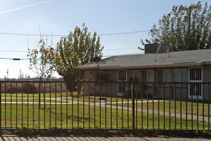 Cazares Terrace in Huron, CA - Foto de edificio - Building Photo