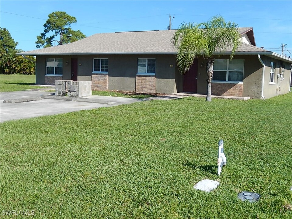 129 SE 12th Terrace in Cape Coral, FL - Foto de edificio