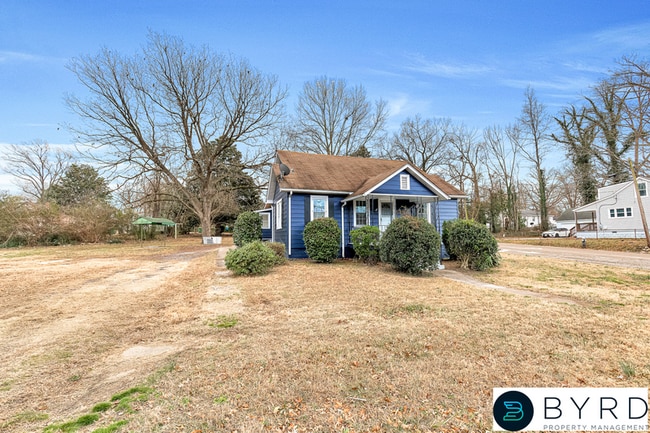 2958 Winston Churchill Dr in Hopewell, VA - Building Photo - Building Photo