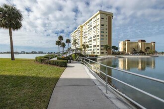 4775 Cove Cir in St. Petersburg, FL - Foto de edificio - Building Photo