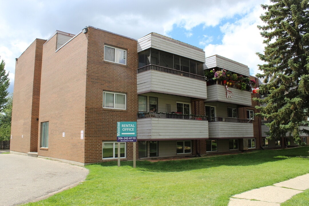 Lynden Court in Saskatoon, SK - Building Photo