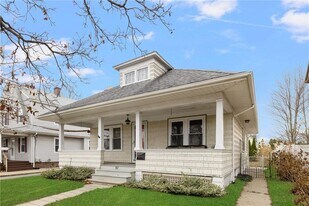 87 Grosvenor Ave in East Providence, RI - Building Photo