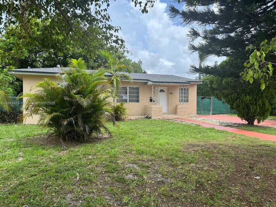 860 NE 164th St in North Miami Beach, FL - Building Photo