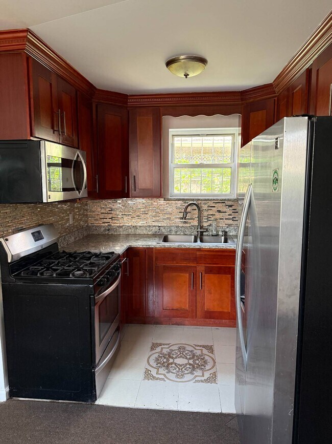 945 E 215th St in Bronx, NY - Building Photo - Building Photo