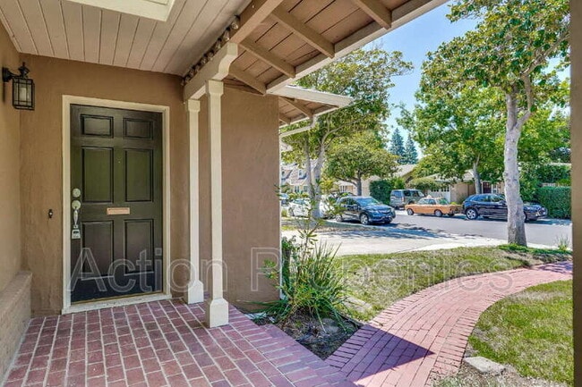 290 Iris Way in Palo Alto, CA - Building Photo - Building Photo