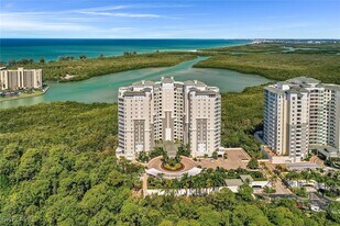 295 Grande Way in Naples, FL - Building Photo
