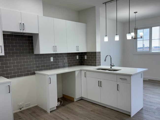 7110 Keswick Dr SW in Edmonton, AB - Building Photo - Building Photo