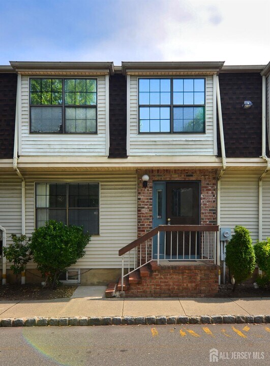 202 Hidden Village Dr in Perth Amboy, NJ - Building Photo