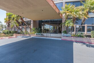 Le Rondelet Condominiums in San Diego, CA - Building Photo - Building Photo