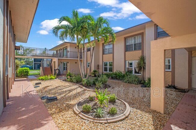 16881 Davis Rd in Ft. Myers, FL - Building Photo - Building Photo