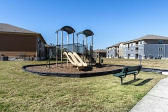 Newport Village in Crosby, TX - Foto de edificio - Building Photo