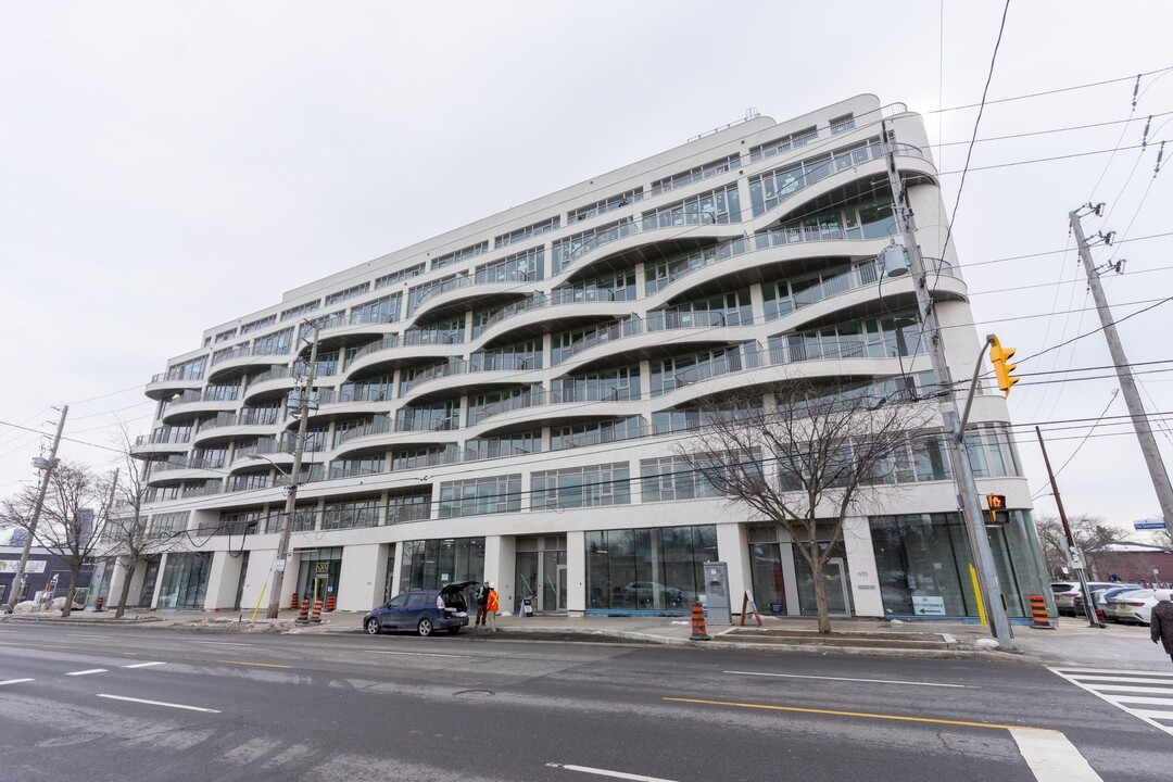 689 The Queensway in Toronto, ON - Building Photo