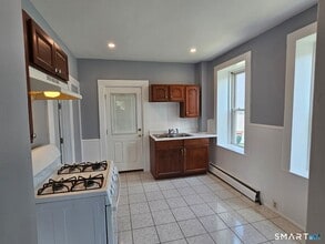 301 Roosevelt Dr in Derby, CT - Building Photo - Building Photo