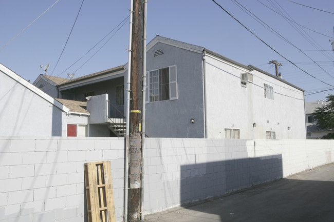 11415 Tiara St in North Hollywood, CA - Foto de edificio - Building Photo