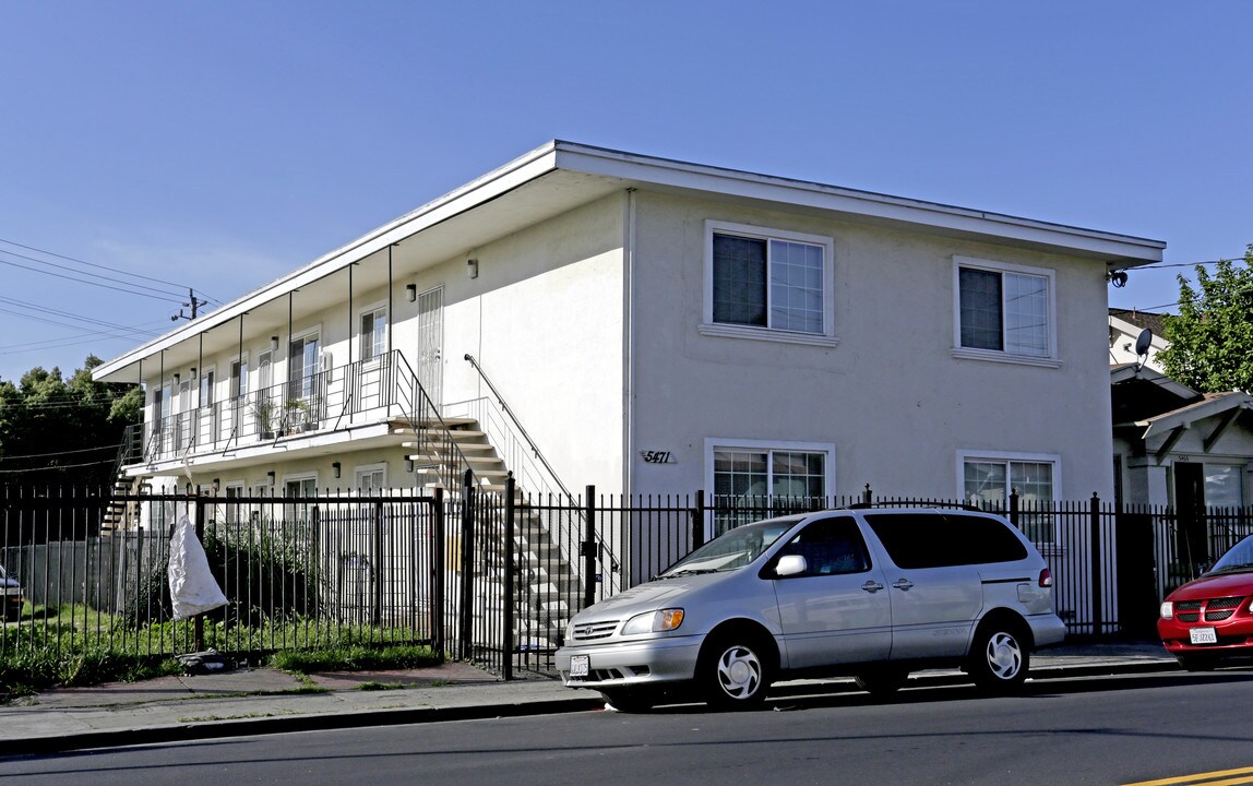 5471 Foothill Blvd in Oakland, CA - Building Photo