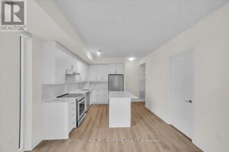8960 Jane St in Vaughan, ON - Building Photo - Building Photo