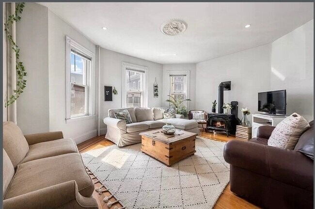 property at 866 E 5th St