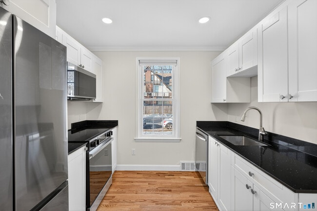 195 Laurel Pl in Bridgeport, CT - Building Photo - Building Photo