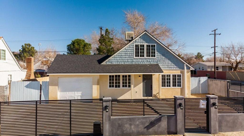 44202 Heaton Ave in Lancaster, CA - Building Photo
