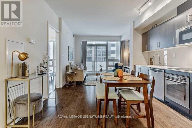 460 Adelaide St E in Toronto, ON - Building Photo - Building Photo