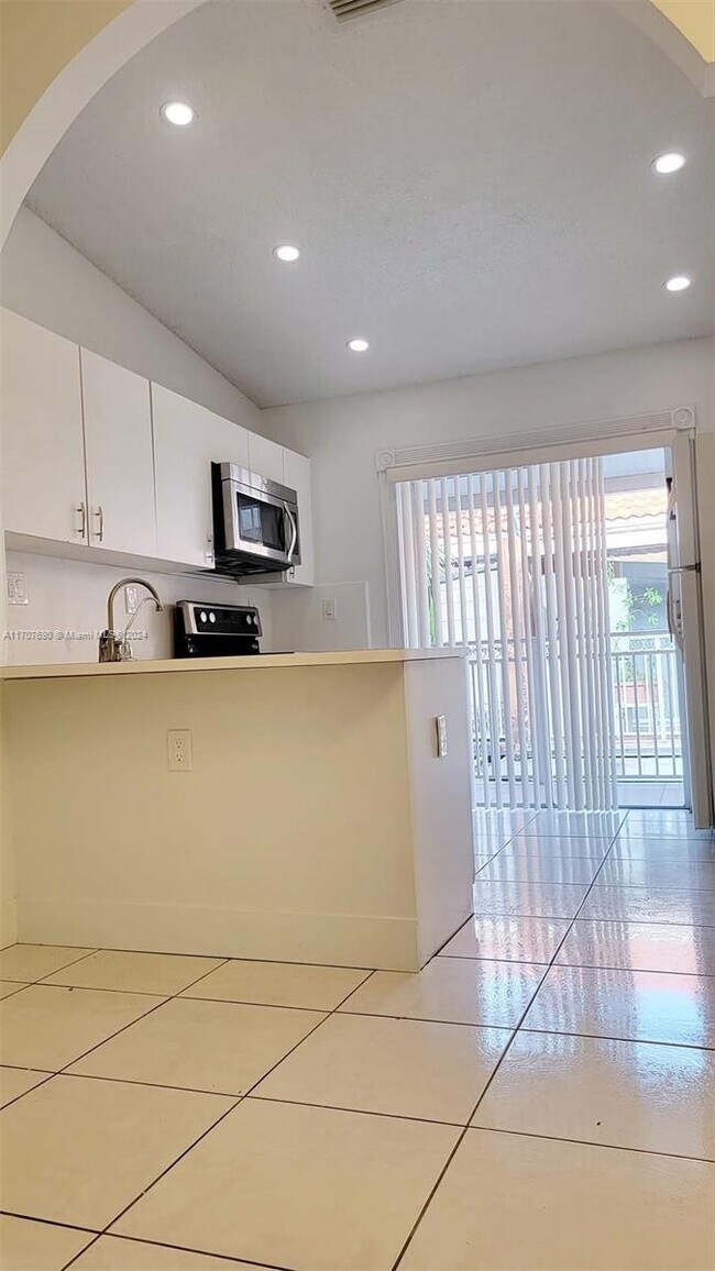 2461 W 76th St-Unit -205 in Hialeah, FL - Building Photo - Building Photo