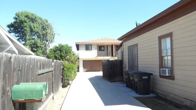 157-161 S Clark St in Orange, CA - Foto de edificio - Building Photo