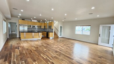 2420 Ocean Ave in Venice, CA - Building Photo - Building Photo